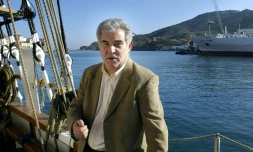 Georges Pernoud pose à bord du voilier "Le Marité" ancré à Port-Vendres en 2004 avant une édition spéciale de Thalassa