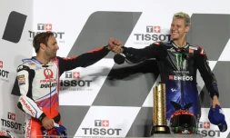 Les deux Français Fabio Quartararo (Yamaha) et Johann Zarco (Ducati) heureux sur le podium du GP de Doha, le 4 avril 2021