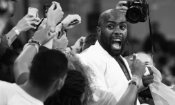 Le judoka français Teddy Riner célÚbre sa médaille d'or obtenue aux Jeux de Rio, le 12 août 2016