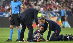 Dani Alves est pris en charge par le staff médical du PSG, aprÚs sa blessure lors du match contre les Herbiers, le 8 mai 2018 au Stade de France