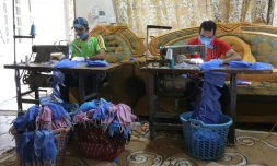 Asaad al-Saadi (g) travaille chez lui à Bagdad, le 3 avril 2020   avec son frère Mohammed après avoir transformé une chambre de la maison en un atelier de fabrication de masques de protection