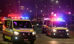 Des ambulances à proximité de la célèbre plage de Bondi à Sydney, théâtre d'une attaque par balles qui a fait neuf morts, le 14 décembre 2025