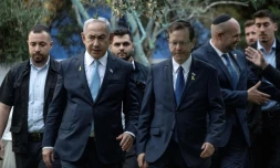 Le Premier ministre israélien Benjamin Netanyahu (C-G) arrive avec le président Isaac Herzog (C-D) au mémorial de Zeev Jabotinsky, leader sioniste, au cimetiÚre militaire du mont Herzl à Jérusalem, le 4 août 2024