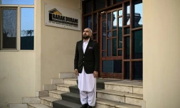 L'entrepreneur afghan Shoaib Barak devant l'entrée de ses bureaux, le 18 décembre 2021 à Kaboul