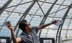 Un participant au championnat du monde d'avion en papier, le 17 mai 2019 Ă Salzbourg (Autriche)