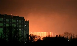 La lumière des explosions est visible à Kiev au cours d'une attaque de missiles et de drones sur la capitale, le 14 novembre 2025