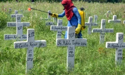 Un employé municipal désinfecte un cimetière catholique après les funérailles de victimes du Covid-19 le 6 septembre 2020