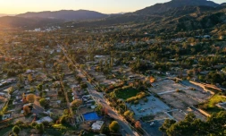 Une vue aérienne d'Altadena, prise le 29 décembre 2025, montre l'étendue des dégâts et des chantiers en cours, près d'un an après les incendies qui ont ravagé Los Angeles et ses environs