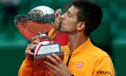 Le Serbe Novak Djokovic embrasse le trophée après sa victoire en finale face au  Tchèque Tomas Berdych au Tournoi de Monte Carlo, le 19 avril 2015 