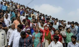 La foule s'est rassemblée et célèbre l'annonce de la mort des quatre hommes suspectés d'avoir tué une vétérinaire, le 6 décembre 2019 à Shadnagar