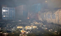 Des conteneurs endommagés dans le port de Lattaquié, en Syrie, aprÚs des frappes aériennes israéliennes, le 7 décembre 2021