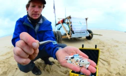 Edgar Dusacre, co-fondateur de l'association "4P Shore & Seas", sillonne avec son acolyte Aurélien Strmsek les plages aquitaines pour alerter le public sur la pollution aux plastiques, près de Contis (Landes), le 17 août 2020