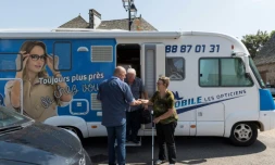 Yves Thevenoux (G), un opticien itinérant du Cantal, accueille des patients le 24 juillet 2019 à Montsalvy