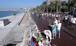 Des bouquets et messages, le 19 juillet 2016, déposés sur la promenade des Anglais à Nice à la mémoire des victimes de l'attentat de Nice