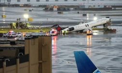 Un CRJ-900 d'Air Canada Express est immobilisé sur la piste après être entré en collision avec un véhicule de l'autorité portuaire, à l'aéroport LaGuardia de New York, le 23 mars 2026