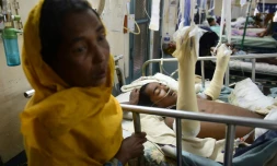 Dans un hôpital du Bangladesh, le 13 septembre 2017, Azizul Haque, Rohingya de 15 ans, est allongé sous le regard inquiet de sa mère. Son corps a été mutilé par une mine, au cours de leur exode depuis la Birmanie. 