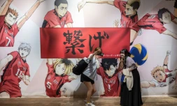 Des jeunes femmes font un selfie dans un magasin éphémère consacré au manga japonais de volley-ball "Haikyu !!", le 19 avril 2024 à Tokyo