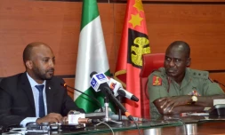 Le général Tukur Yusuf Buratai (g), chef d'état-major des armées nigérianes et Netsanet Belay (g), directeur d'Amnesty International pour la recherche et le plaidoyer en Afrique, au siège de l'armée à Abuja le 18 février 2016