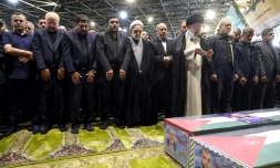 Une photo fournie par le bureau du guide suprĂȘme iranien, l'ayatollah Ali Khamenei, le montre en train de diriger la priĂšre des morts devant les cercueils d'IsmaĂŻl Haniyeh et de son garde du corps lors de leur procession funĂ©raire Ă TĂ©hĂ©ran, le 1er aoĂ»t 2024