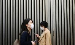 Deux femmes portent un masque de protection pendant l'épidémie de coronavirus, le 18 mars 2020 à Tokyo, au Japon