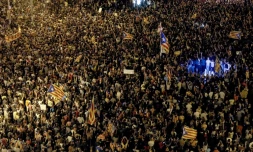Des manifestants brandissent des drapeaux catalans à Barcelone le 20 septembre 2017