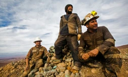 Hugo Moroso (au centre) avec des collègues mineurs sur le site de la mine de cuivre de Kiara, dans le nord du Chili, le 22 juin 2021 