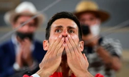 La joie du Serbe Novak Djokovic, aprĂšs avoir battu l'Espagnol Rafael Nadal en quatre sets, lors de leur demi-finale Ă Roland Garros, le 11 juin 2021 Ă Paris