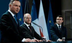 Le chancelier allemand Olaf Scholz, entre les présidents polonais Andrzej Duda et français Emmanuel Macron, le 8 février 2022 à Berlin