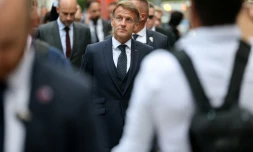 Le ministre français des Affaires étrangÚres, Jean-Noël Barrot (g.), et le président français, Emmanuel Macron, marchent à New York le 21 septembre 2026, aprÚs une rencontre avec le président américain Donald Trump