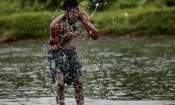 Un migrant se lave dans la rivière Tuquesa à Bajo Chiquito, le 22 août 2021 dans la province du Darien, au Panama