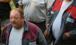 Des employés d'Asltom réunis en assemblée générale devant leur usine de Belfort, le 13 septembre 2016