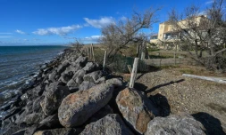 Erosion du terrain devant la maison d'Amalia Romero Ă Vias dans le sud de la France, le 15 janvier 2021