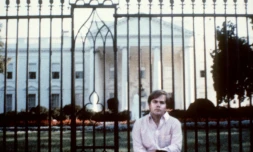 Photo prise le 1er mars 1981 devant la Maison Blanche de John Hinckley, qui avait tenté de tuer le président Ronald Reagan