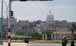 Un feu de circulation éteint dans une rue de La Havane lors d'une panne d'électricité nationale à Cuba, le 14 juillet 2026