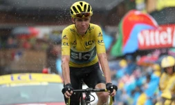Le Britannique Chris Froome (Sky) franchit la ligne d'arrivée de la 20e étape du Tour de France 2016, à Morzine-Avoriaz dans les Alpes, le 23 juillet 2016