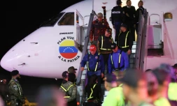 Le ministre de l'Intérieur vénézuélien Diosdado Cabello accueille des migrants expulsés des Etats-Unis, le 10 février 2025 à l'aéroport international de Maiquetia