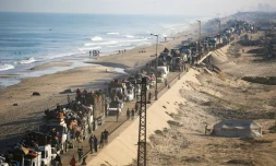 Des déplacés palestiniens sur une route de Nousseirat, 
dans le centre de la bande de Gaza, après leur fuite de la ville de Gaza, le 18 
septembre 2025