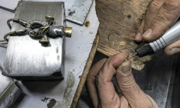 Un forgeron fabrique des bijoux dans l'atelier d'Azza Fahmy, dans une zone industrielle au sud-ouest du Caire, le 19 février 2023