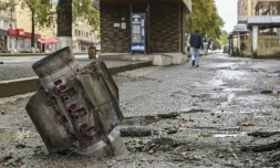 Un obus non explosé dans une rue de Stepanakert, le 6 octobre 2020 au Nagorny-Karabakh