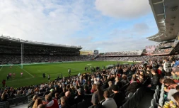 Vue des tribunes lors de la rencontre de Super Rugby Aotearoa opposant les Blues d'Auckland aux Hurricanes de Wellington le 14 juin 2020 à Auckland. 43.000 personnes se sont massées dans le mythique Eden Park pour assister au match.