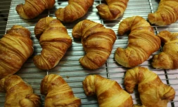 Pour la rentrée, le prix du croissant et des viennoiseries s'envole en raison de la hausse spectaculaire des prix du beurre ces derniers mois, alors que boulangers et fabricants de biscuits sonnent l'alarme sur une "pénurie" de beurre dans l'agroalimentaire.
