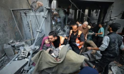 Les secouristes évacuent des blessés aprÚs une frappe contre un immeuble à Khan YounÚs, dans la bande de Gaza, le 18 novembre 2023