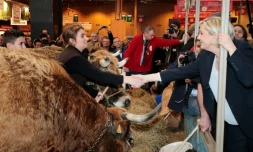 Marine Le Pen en visite au Salon de l'agriculture le 28 février 2017 à Paris 