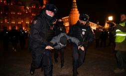 Un homme interpellé par la police lors d'une manifestation à Moscou contre l'invasion de l'Ukraine, le 2 mars 2022