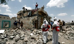 Des employés du Croissant Rouge du Yémen et des civils à Arhab, localité située à la sortie nord de Sanaa, sur le site frappé par un raid aérien, le 23 août 2017