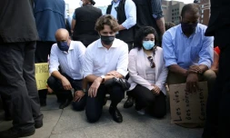 Le Premier ministre canadien Justin Trudeau met un genou Ă terre lors d'une manifestation contre le racisme devant le Parlement Ă Ottawa, le 5 juin 2020