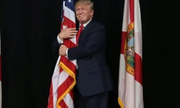 Donald Trump enlace le drapeau américain, le 24 octobre 2016 à Tampa (Floride)