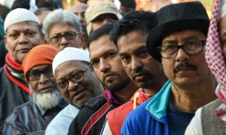 Des électeurs dans une file d'attente devant un bureau de vote de la capitale bangladaise Dhaka le 30 décembre 2018