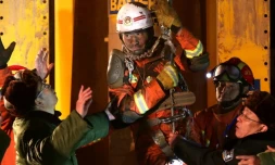 Un des mineurs secourus d'une mine de gypse de la province de Shandong, dans l'est de la Chine, le 29 janvier 2016