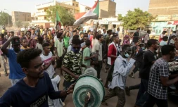 Des manifestants soudanais protestent durant un rassemblement à Khartoum pour dénoncer la mort de cinq lycéens, tués lors d'un rassemblement à Al-Obeid, "massacre" le 29 juillet 2019